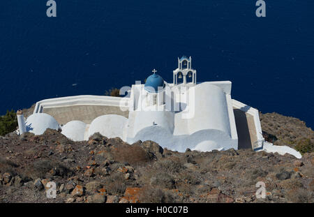 Chiesa di Panagia theoskepasti , la Chiesa verso il basso di skaros rock a Imerovigli Foto Stock