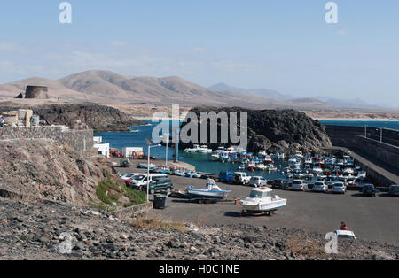 Fuerteventura Isole Canarie: vista del El Cotillo nuova porta e El Tostón Castello, torre di avvistamento edificata per la difesa nel XVIII secolo Foto Stock