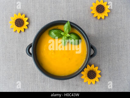 La Zucca zuppa con decorazione di autunno Foto Stock