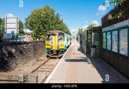 Treno a Cardiff Bay stazione ferroviaria Foto Stock