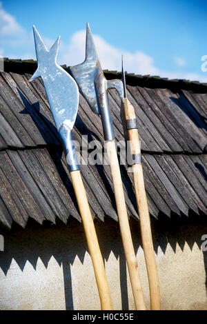 Set di mezza età armi stile pendente in legno sul tetto di tegole Foto Stock