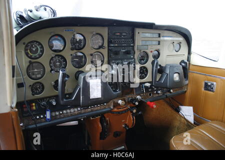 Piccolo aereo cesna con sportello aperto. Foto Stock