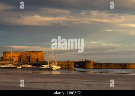 Porto Beadnell illuminata dal sole di setting Foto Stock