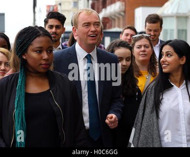 Gruppo del Partito europeo dei liberali democratici Leader Tim Farron (centro), accompagnata da parte di suoi sostenitori, arriva a consegnare il suo discorso nel giorno finale del Partito europeo dei liberali democratici conferenza autunnale in Brighton. Foto Stock