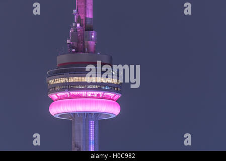 Editoriale: Toronto, Canada, Settembre 8th, 2016: Close up della CN Tower su una calda e umida notte d'estate, Foto Stock