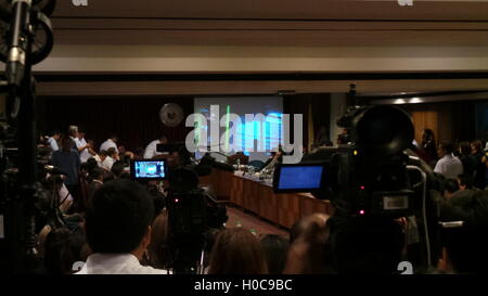 Quezon City, Filippine. Xx Settembre, 2016. Testimonianza contro il Sen. Leila de Lima il suo ruolo nel commercio di stupefacenti all'interno della massima sicurezza prigione è apparso sul Congresso audizione. © Sherbien Dacalanio/Pacific Press/Alamy Live News Foto Stock