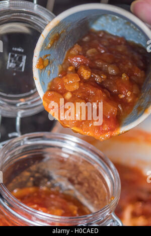 Rendendo il Chutney di pomodoro a casa Foto Stock