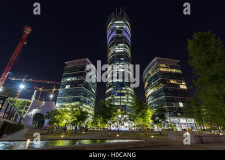 Varsavia, Polonia, 15 settembre 2015. Edifici per uffici a Varsavia di notte, Guglia di Varsavia Foto Stock