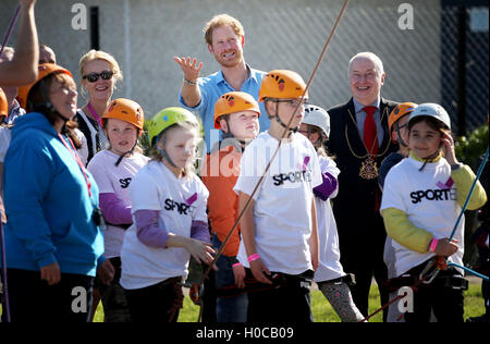 Il principe Harry orologi alunni di Walker Street la scuola primaria su una parete di arrampicata durante una visita alla sede centrale della gioventù carità transizione sport estremi ad Aberdeen. Foto Stock