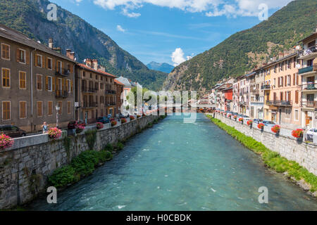 Edifici tradizionali in Moutiers, Francia, sul fiume Isere Foto Stock