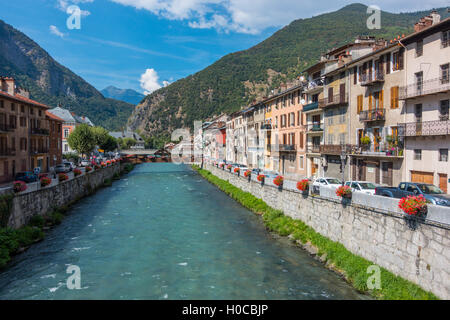 Edifici tradizionali in Moutiers, Francia, sul fiume Isere Foto Stock