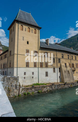 Fortifiend tradizionali edifici in Moutiers, Francia, sul fiume Isere Foto Stock