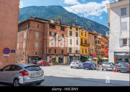 Edifici tradizionali in Moutiers, Francia, sul fiume Isere Foto Stock