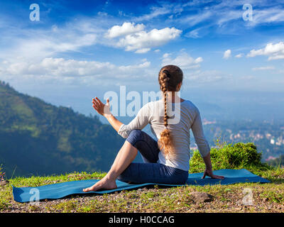 La donna le pratiche yoga asana all'aperto Foto Stock