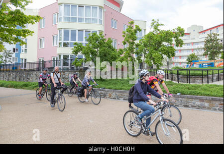 Escursioni in bicicletta intorno al porto di Bristol, Bristol, Inghilterra, Regno Unito Foto Stock