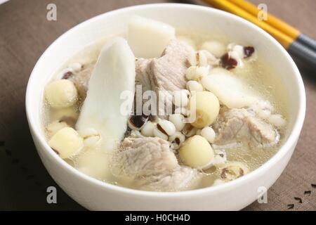 Zuppa di Sishen con Lotus di fagioli e costolette di maiale in bianco ciotola Foto Stock
