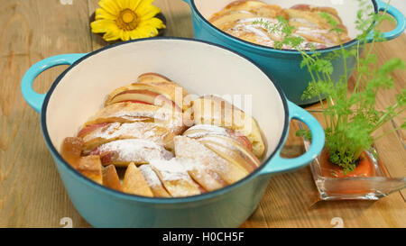 Junior mela cotta toast francesi in stufato di bianco sul tavolo Foto Stock