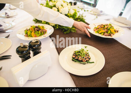 Splendidamente decorate catering tavola banchetto con cibi diversi spuntini e stuzzichini con sandwich, caviale, frutta fresca sul co Foto Stock