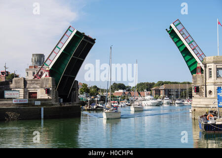 Città ponte il sollevamento per consentire alle barche a vela fuori della marina nel porto esterno sul fiume Wey nel 2016. Weymouth Dorset England Regno Unito Gran Bretagna Foto Stock