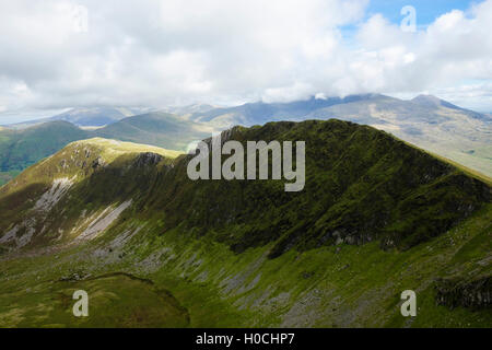 Vista da Trum y Ddysgl guardando ad est di Mynydd Drws-y-Coed e Y Garn sul crinale Nantlle nelle montagne di Snowdonia Wales UK Foto Stock