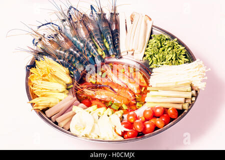 Piccante e aspro hot pot in stile del Mekong con fiori di zucca, funghi, pomodori e gamberetti Foto Stock