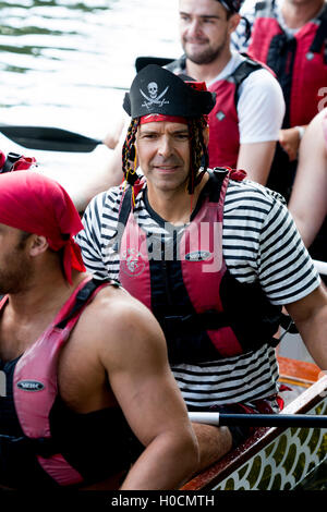 Dragon Boat racing, un team in pirate Fancy Dress. Foto Stock