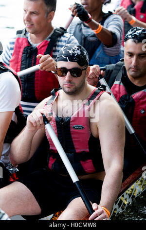 Dragon Boat racing, un team in pirate Fancy Dress. Foto Stock