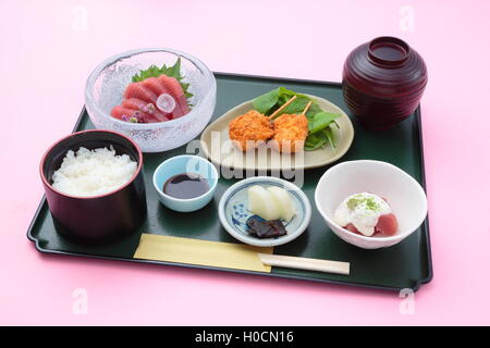 Vassoio pasto di stile Giapponese con riso sushi e salse a base di soia Foto Stock