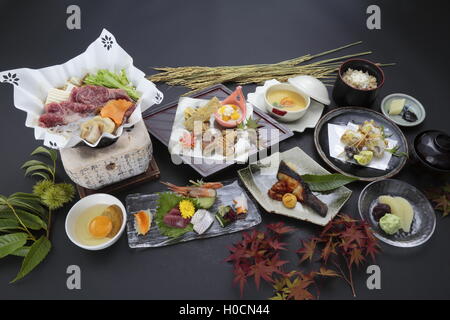 Vassoio pasto di stile Giapponese con riso sushi e salse a base di soia Foto Stock