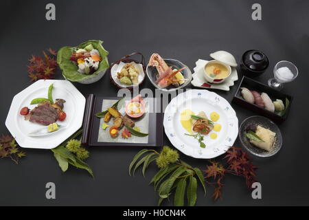 Vassoio pasto di stile Giapponese con riso sushi e salse a base di soia Foto Stock