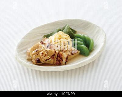 Essiccato a base di noodle con patatine fritte e farina di riso appiccicoso sulla piastra bianca Foto Stock