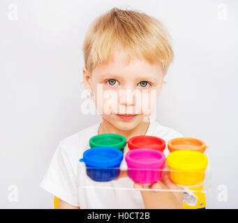 Little Boy mani dipinte di vernici colorate Foto Stock