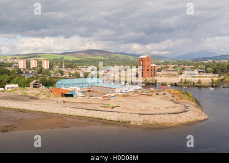 Dumbarton centro città e il lungomare lungo il fiume Leven e del fiume Clyde, distilleria di whisky ancora tower & distante Ben Lomond Foto Stock