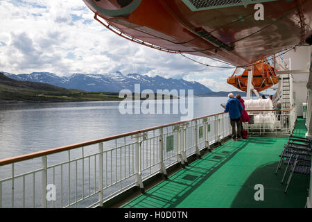 Due persone sul ponte la visualizzazione di scenario sul Hurtigruten nave traghetto, vicino al Circolo Polare Artico attraversando, Norvegia Foto Stock