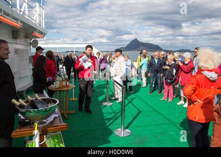 Celebrazione la gente sul ponte che attraversa il Circolo Polare Artico in direzione sud, Norvegia su Hurtigruten nave traghetto Foto Stock
