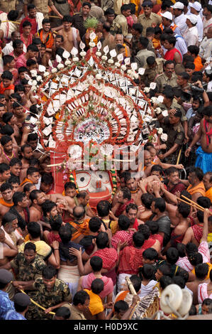 Il Puri, Odisha, India - 3 Luglio 2011: divinità di Balbhadra adottate per il carro in occasione del Signore Jagannath Rath Yatra a Puri, Odisha, India. Foto Stock