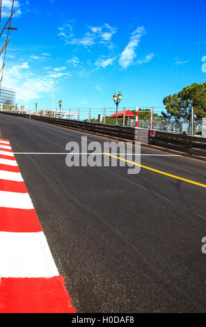 Il Principato di Monaco e Monte Carlo. Sainte Devote e Beau Rivage motore dritto gara su asfalto Grand Prix circuito di strada. Foto Stock