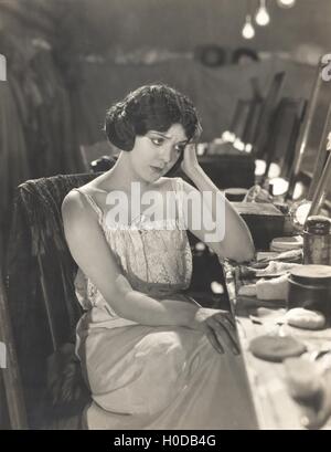 Triste donna seduta in spogliatoio Foto Stock
