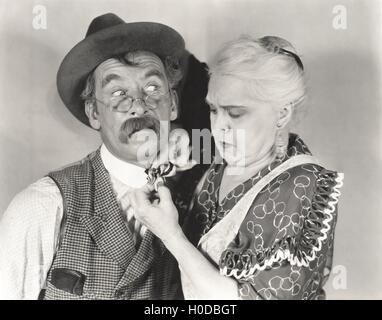 Donna disorientato di raddrizzatura dell'uomo del filtro bow tie Foto Stock