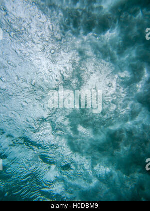 Vista di rotture di onda da underwater Foto Stock