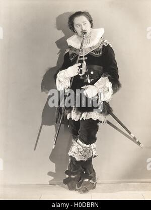 Donna vestita nel XVI secolo trascinare Foto Stock