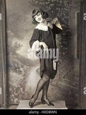 La donna sollevando il suo abito Foto Stock