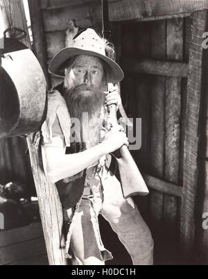 Uomo di montagna con un fucile Foto Stock