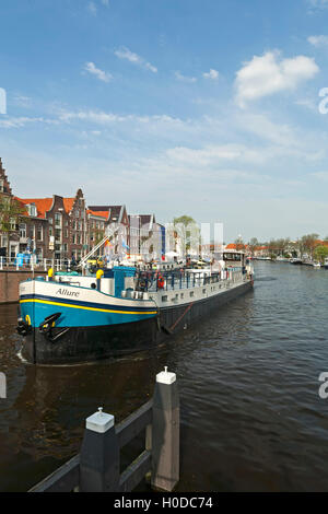 Barca sul fiume Spaarne, Haarlem, Paesi Bassi Foto Stock