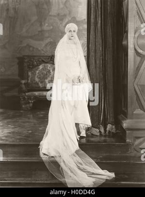 Sposa in posa sulla parte superiore delle fasi Foto Stock