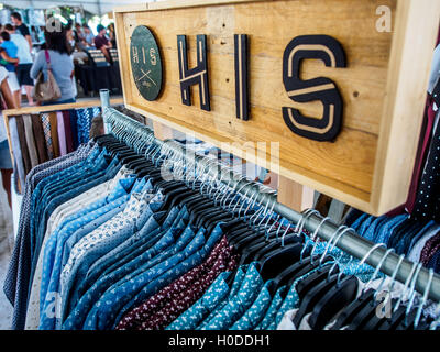 Mens shirt in vendita in un mercato in stallo Foto Stock