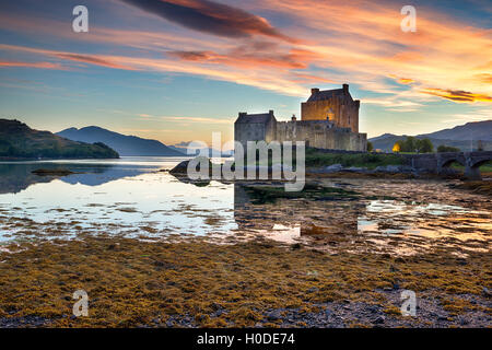 Bel tramonto sopra il castello di Eilean Donan nelle Highlands scozzesi Foto Stock