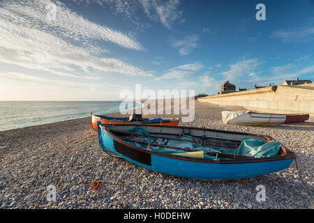 Barche da pesca sul Chesil Beach all'isola di Portland vicino a Weymouth nel Dorset Foto Stock