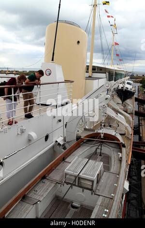 Le imbarcazioni di salvataggio, HMY Britannia, Royal Yacht Britannia, ormeggiato a Ocean Terminal, Leith, Edimburgo, Scozia, Regno Unito Foto Stock