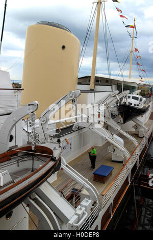 Le imbarcazioni di salvataggio, HMY Britannia, Royal Yacht Britannia, ormeggiato a Ocean Terminal, Leith, Edimburgo, Scozia, Regno Unito Foto Stock